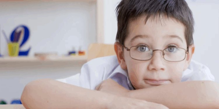 O impacto do bullying na saúde mental de quem usa óculos e tem alto grau