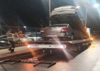 Motoristas que ofereciam transporte clandestino no Aeroporto de Vitória são autuados