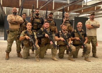 Policiais da Core participam de treinamento em favela simulada no Rio de Janeiro