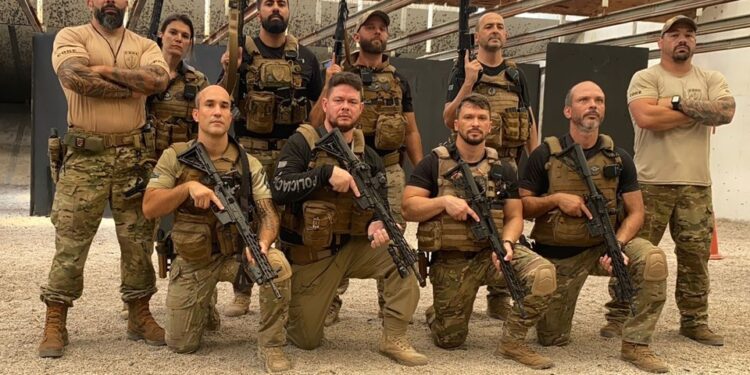 Policiais da Core participam de treinamento em favela simulada no Rio de Janeiro