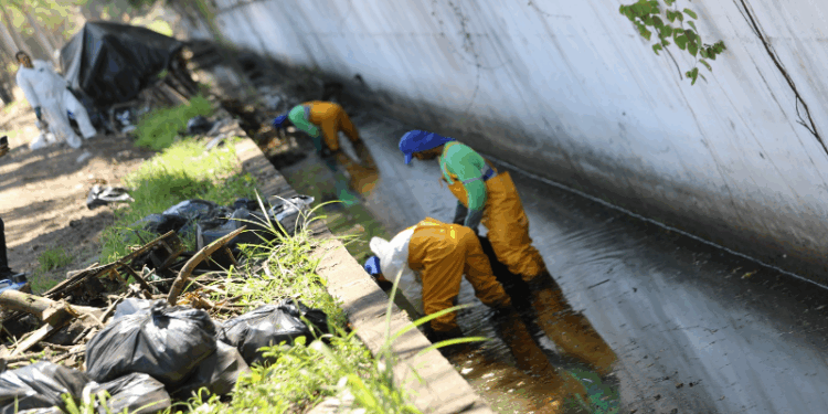 Secretaria de Serviços retira até televisão de canaleta de drenagem da Rua Leopoldina, em Vasco da Gama
