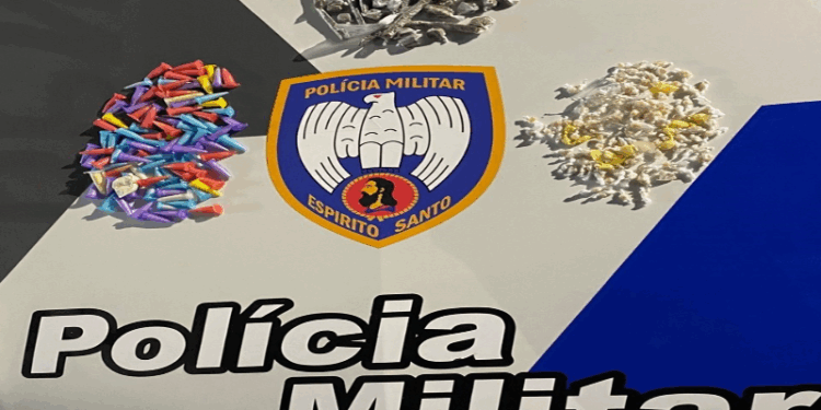 POLÍCIA MILITAR DETÉM FORAGIDO, APREENDE DROGAS E RECUPERA CARRO ROUBADO