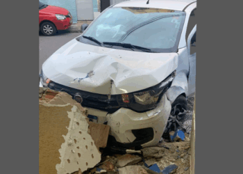 Jovens furtam carro em posto de combustíveis e batem em muro durante fuga
