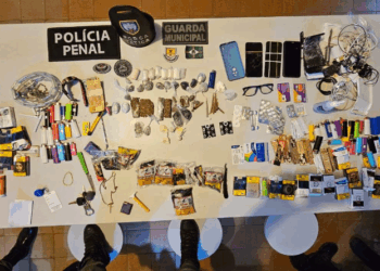 Celulares e drogas são apreendidos durante revista em ônibus do Transcol em Viana