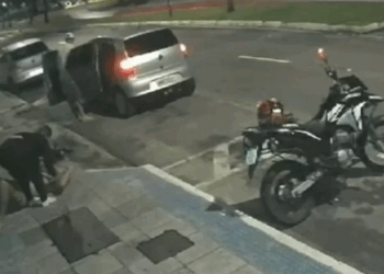 Jovem é baleado durante tentativa de assalto e mesmo ferido vai dirigindo buscar socorro