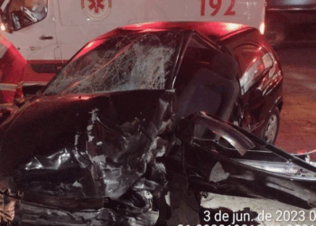 Grave acidente entre carro e caminhão deixa jovem morto em Mimoso do Sul