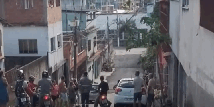 Jovem é baleado por suspeitos em um carro em bairro de Vila Velha