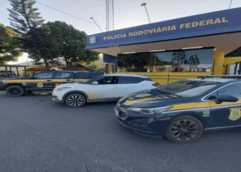 Armas, munições e carro roubado no RJ são apreendidos na BR 101 em Viana