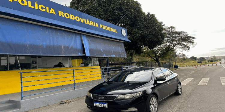 Filho é preso pela PRF após mãe comprar veículo roubado no ES