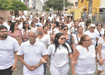 Familiares e amigos de músico morto por PM em condomínio fazem ato pedindo paz e justiça em Vitória