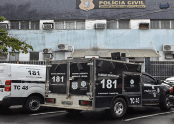 Adolescente é socorrido pela mãe após ser baleado, mas morre em PA de Cariacica