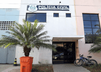 Vítima tranca invasor em cômodo de casa até polícia chegar