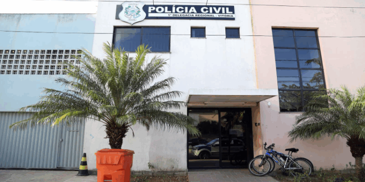 Vítima tranca invasor em cômodo de casa até polícia chegar