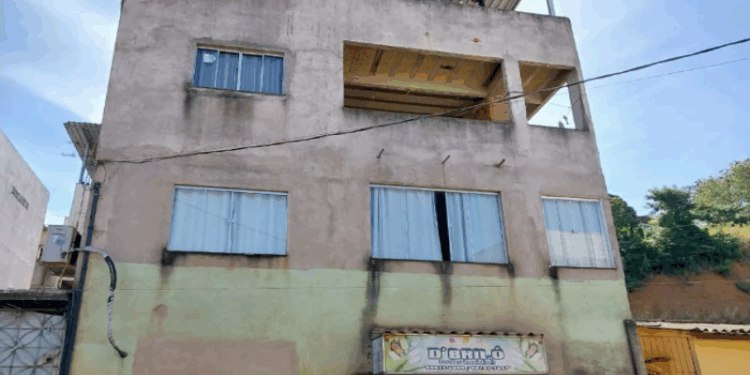 Pai é preso suspeito de jogar bebê de 9 meses de janela de prédio no ES; mãe também foi presa