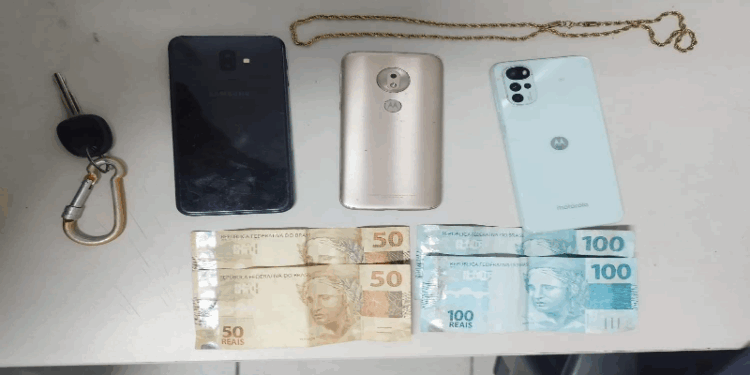 Gangue faz arrastão em pontos de ônibus em Camburi e foge em carro de aplicativo