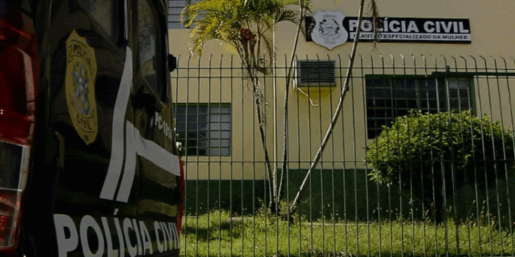 Mulher é agredida pelo ex com uma telha na frente da filha e suspeito acaba preso