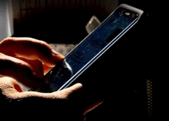 Criminoso finge ser funcionário de banco e aplica golpe acessando celular da vítima
