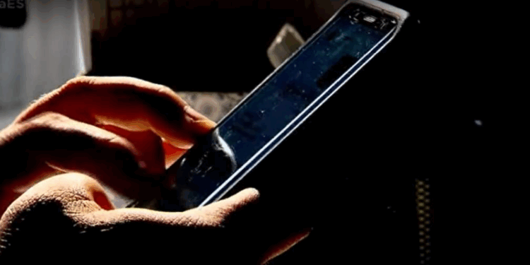 Criminoso finge ser funcionário de banco e aplica golpe acessando celular da vítima