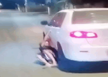 Homem é arrastado por carro após tentar assaltar motociclista na Serra
