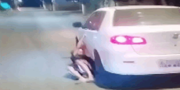 Homem é arrastado por carro após tentar assaltar motociclista na Serra