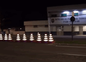 Motorista de aplicativo tem carro levado por falsos passageiros em assalto próximo a posto da PM