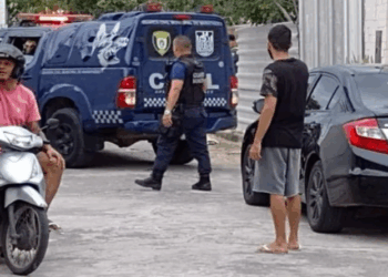 Jovem toma arma de policial dentro de delegacia, troca tiros e acaba morto no Sul do ES