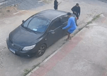 Mulher tem carro roubado e cachorro da família é levado por criminosos em Vila Velha