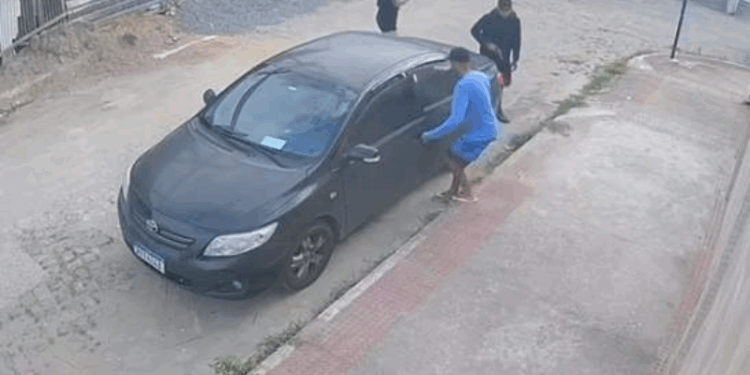 Mulher tem carro roubado e cachorro da família é levado por criminosos em Vila Velha