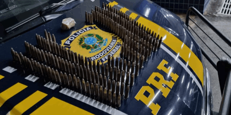 Homem é parado pela PRF, tenta esconder drogas, mas acaba detido na BR-262