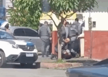 Imagem mostra policiais chutando cabeça de suspeito imobilizado durante abordagem na Serra; Corregedoria vai investigar ação