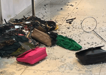Loja é incendiada na Serra após homem lançar coquetel molotov de acetona