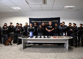 Polícia Militar faz grande apreensão de armas de facção criminosa em Vitória