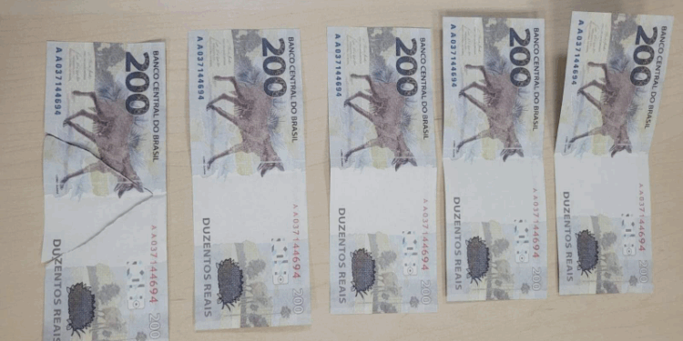 Jovem compra notas falsas de R$ 200 e é preso após receber pelos Correios, em Cariacica