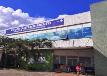 Mulher tem ataque de fúria e é presa após quebrar equipamentos do PA de Alto Lage