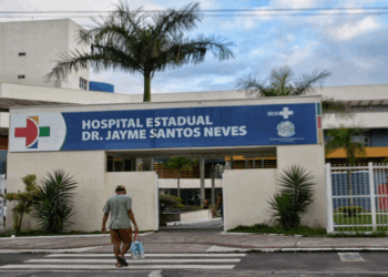 Briga entre inquilina e proprietário termina com homem no hospital e mulher presa na Serra