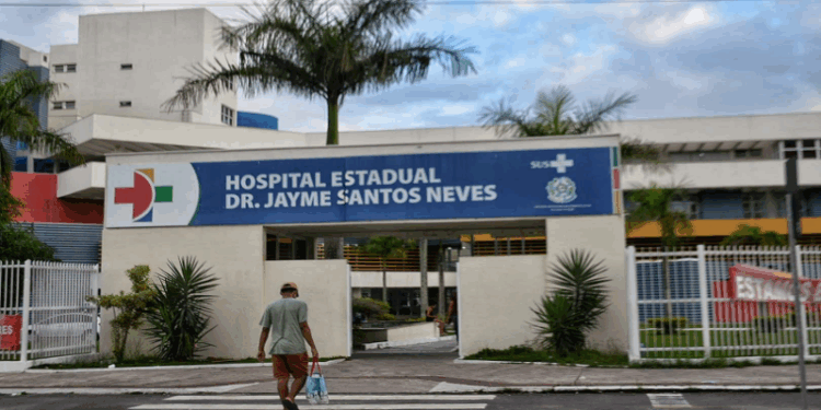 Briga entre inquilina e proprietário termina com homem no hospital e mulher presa na Serra