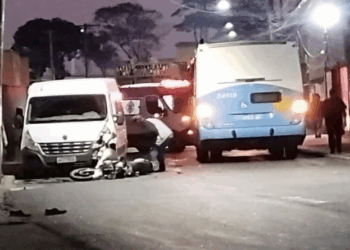 Motociclista é arremessado contra o para-brisa de ônibus após colidir com uma van na Serra