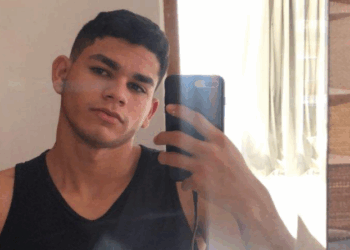 Jovem é morto a facadas na Serra e ex-marido da namorada é suspeito do crime
