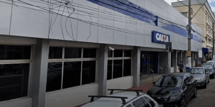 Homem preso por homofobia após xingar atendente da Caixa no ES é liberado pela Justiça sem pagar fiança