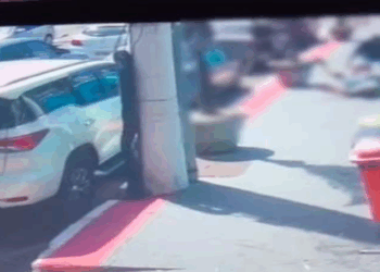 Ladrões em carro de luxo roubam celular e agridem idoso em Vila Velha