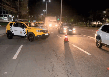 Turista do PR morre após ser atropelada por moto ao tentar atravessar rua em Vitória