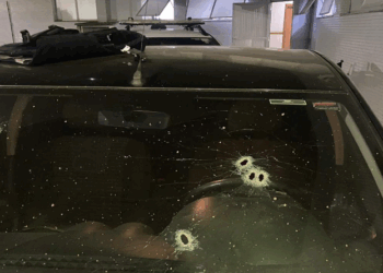 Criminosos cercam carro de policial penal e um deles acaba morto na Serra