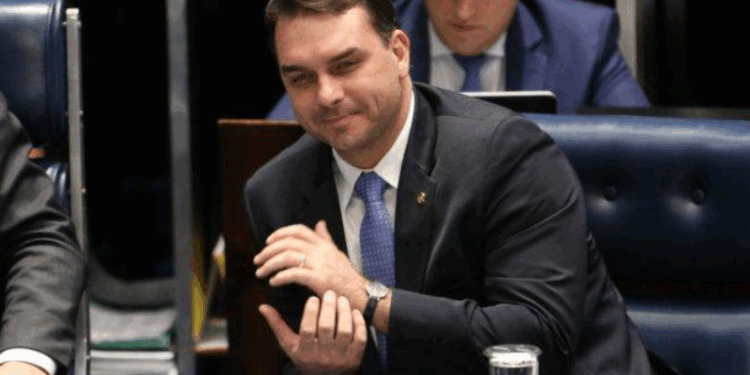 Flávio Bolsonaro aciona CNMP contra procuradores no caso de cancelamento de outorgas da Jovem Pan