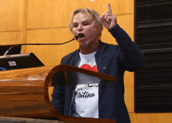 Nervoso, Meneguelli diz ter sido esculhambado por falta de terno e gravata