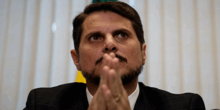 “Minha esposa pediu divórcio”, diz Marcos do Val no plenário do Senado