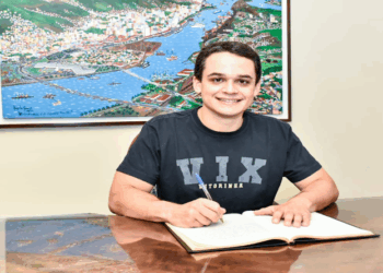 Prefeito veta aumento de salário de vereadores de Vitória