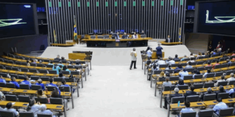 Câmara Federal atende pedido do PSOL e custeará passagens aéreas para filhos de deputados