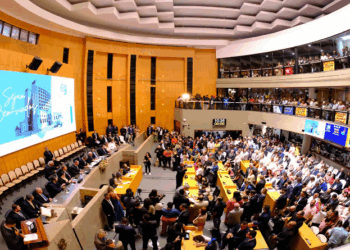 Deputados tomam posse em sessão solene