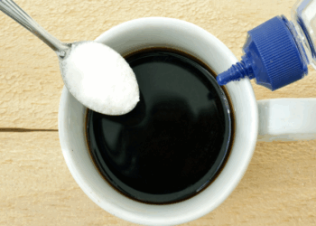 Substituir açúcar por adoçante não emagrece