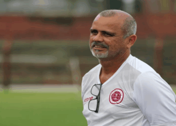 Desportiva Ferroviária demite o técnico Antônio Carlos Roy